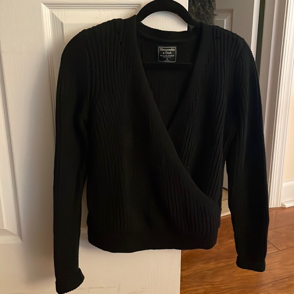 Cute black sweater!